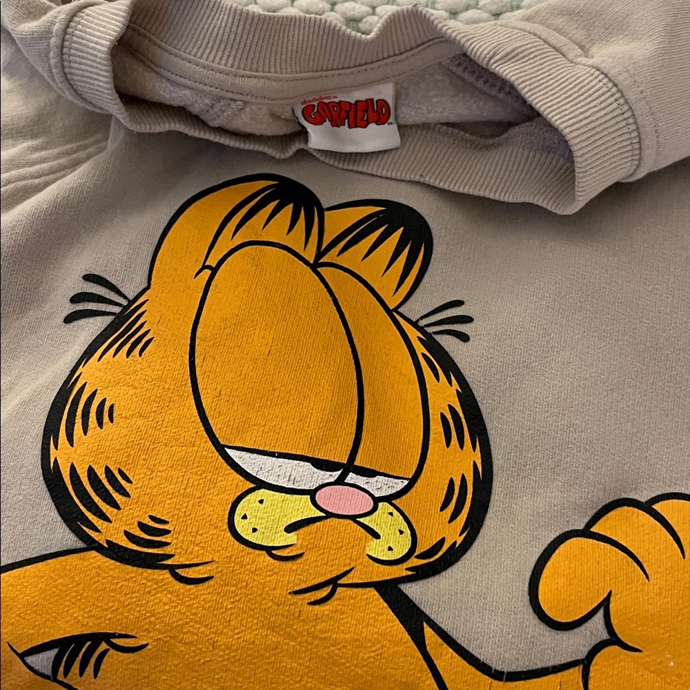💗Garfield Graphic Sweatshirt in Beige - Picture 10 of 13